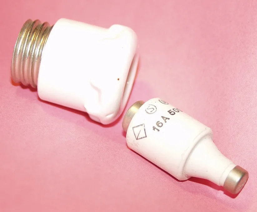 Zdjęcie Jak działa bezpiecznik i jak uniknąć kosztownych awarii elektrycznych