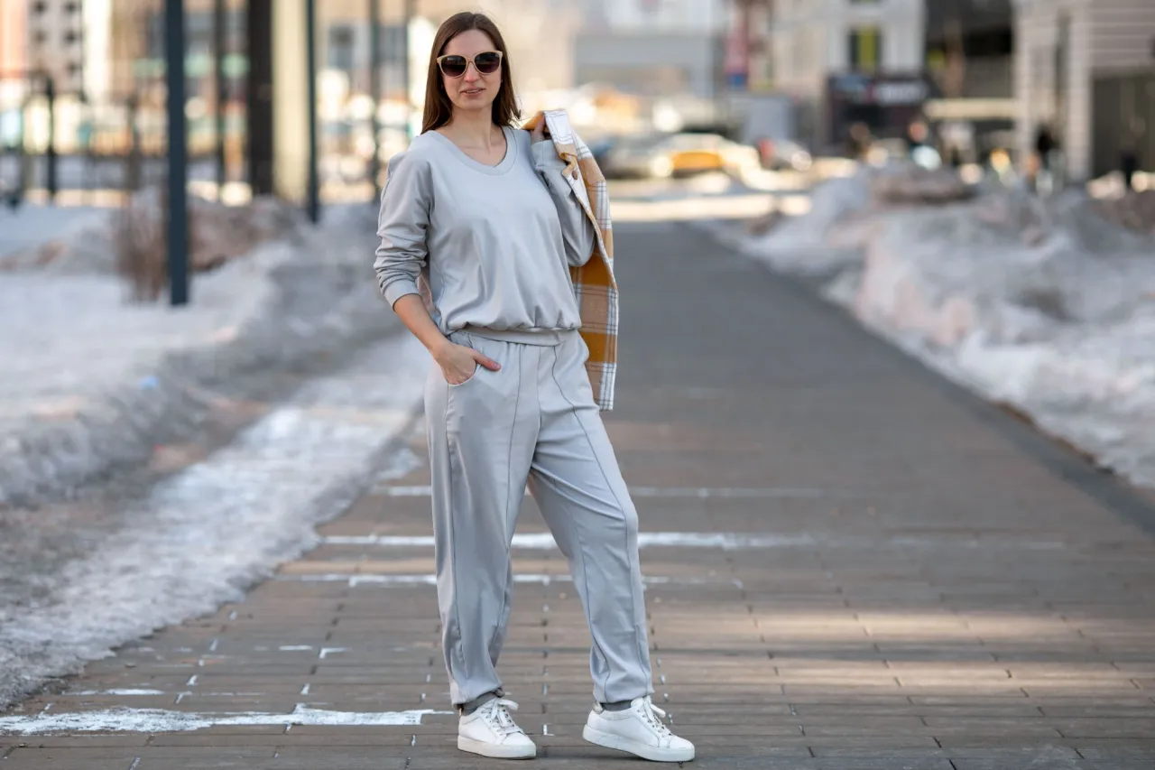 Zdjęcie Stylizacje szarych dresów damskich, które zachwycą każdego dnia