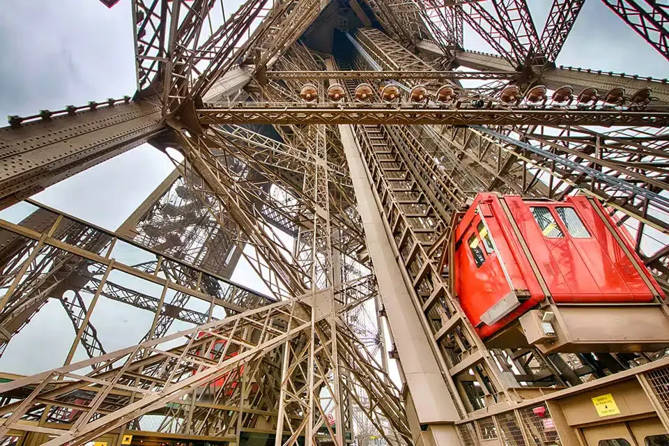 Zdjęcie Ile jest schodów na wieżę Eiffla? Odkryj, ile musisz pokonać