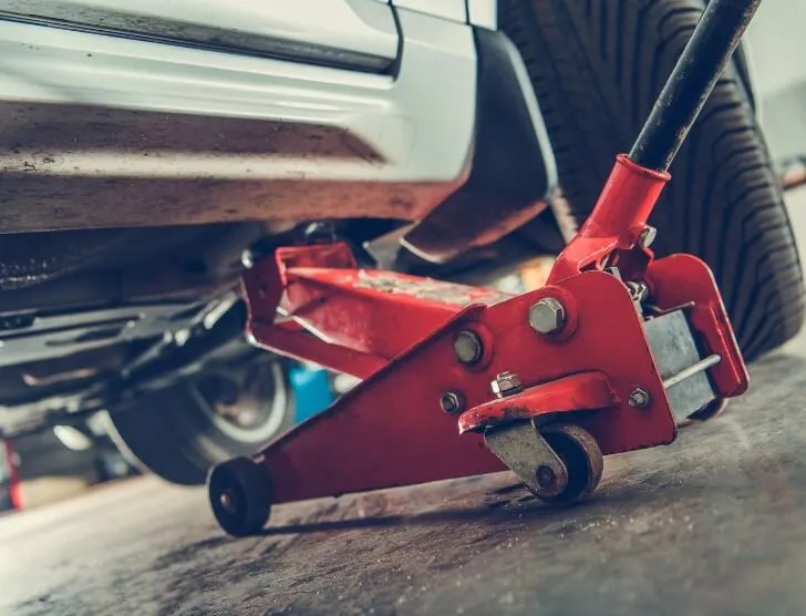 Zdjęcie Jak podnieść auto na lewarku bezpiecznie i uniknąć błędów