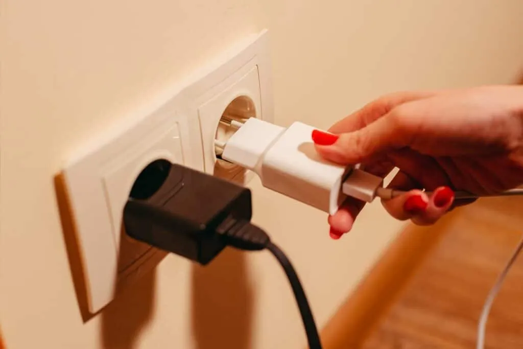 Zdjęcie Czy podłączona ładowarka bez telefonu naprawdę pobiera prąd?