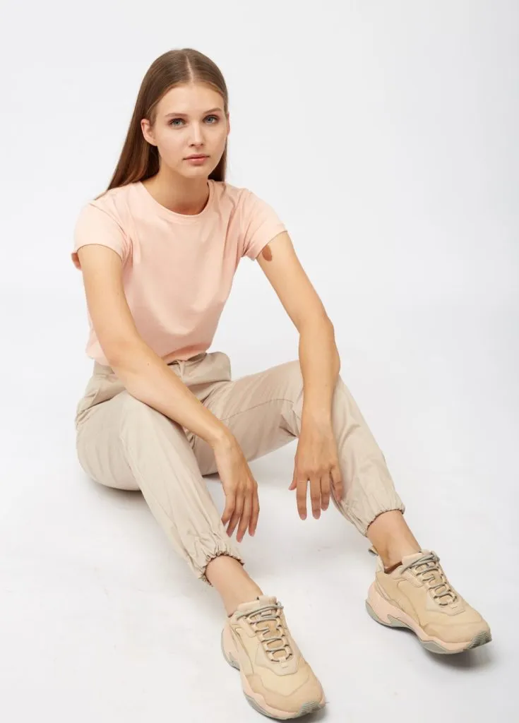 Zdjęcie Beżowa bluzka: 5 stylizacji, które zachwycą każdego