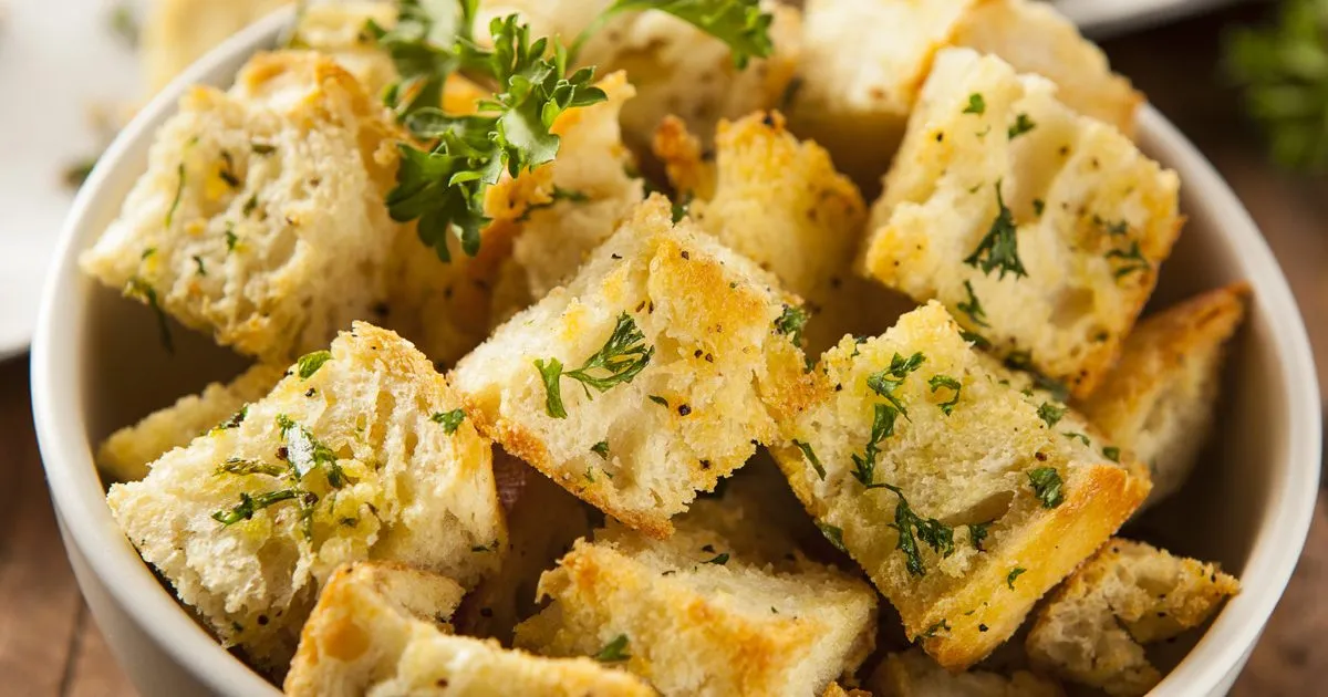 Zdjęcie Domowe grzanki do zupy: Szybki przepis na idealnie chrupiący dodatek