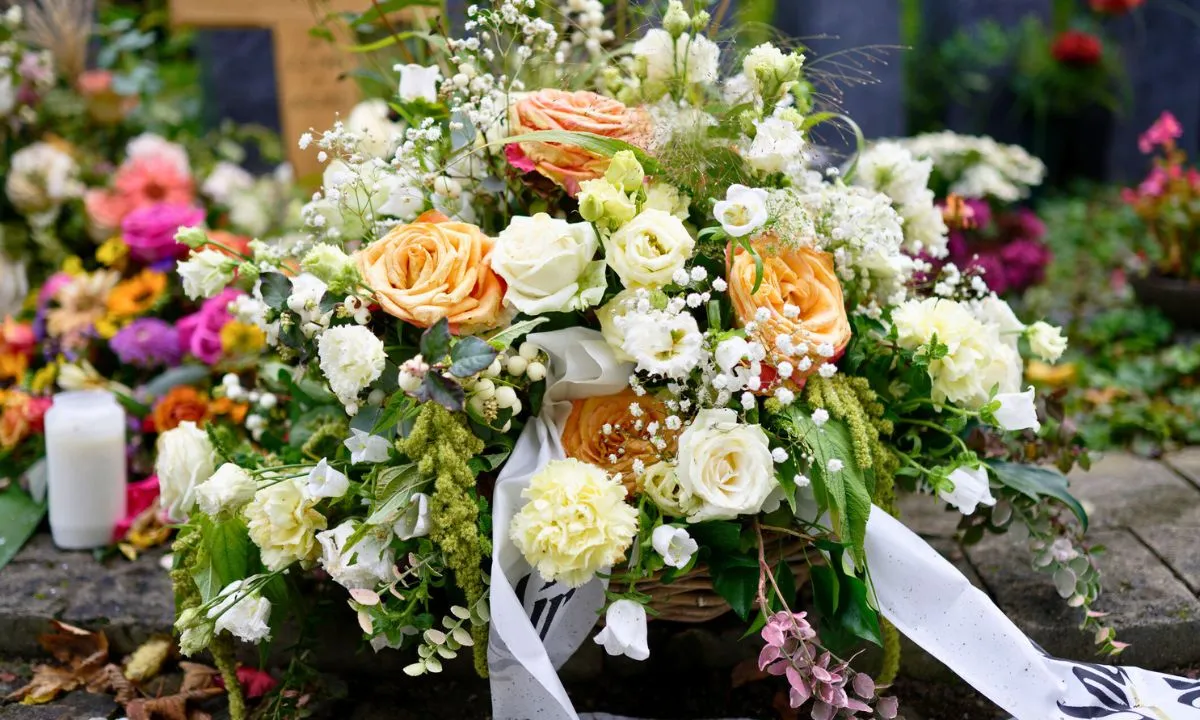 Zdjęcie Ile powinny leżeć kwiaty po pogrzebie? Zaskakujące tradycje i zasady