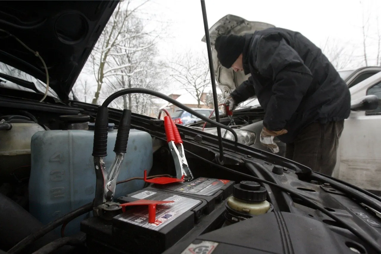 Zdjęcie Jak podłączyć prostownik do ładowania akumulatora bezpiecznie i skutecznie