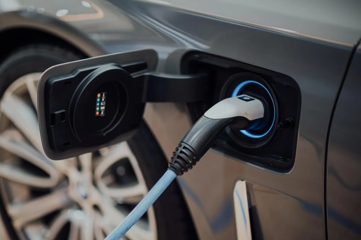 Zdjęcie Jak ładować samochód elektryczny – praktyczne porady, koszty i czas ładowania