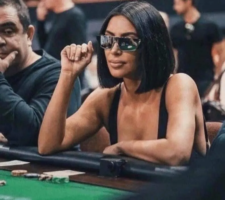 Zdjęcie Kim Kardashian gra w pokera w lustrzanych okularach - zaskakujące detale