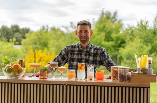 Zdjęcie Ile kosztuje barman na wesele? Sprawdź ceny i ukryte koszty