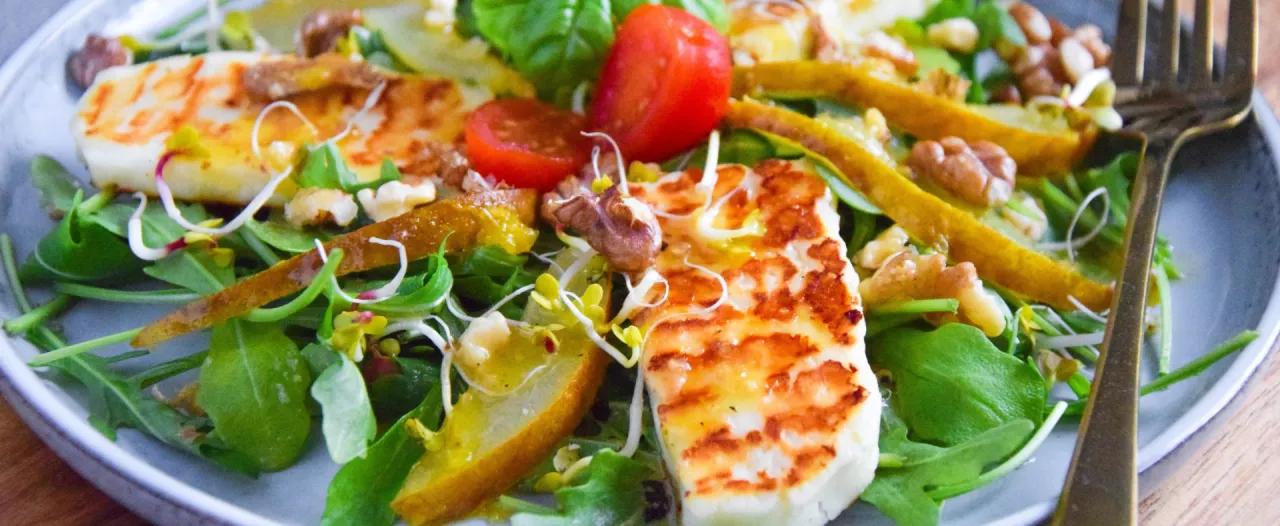 Zdjęcie Świeże połączenie smaków – sałatka z halloumi i gruszką, idealna na lato