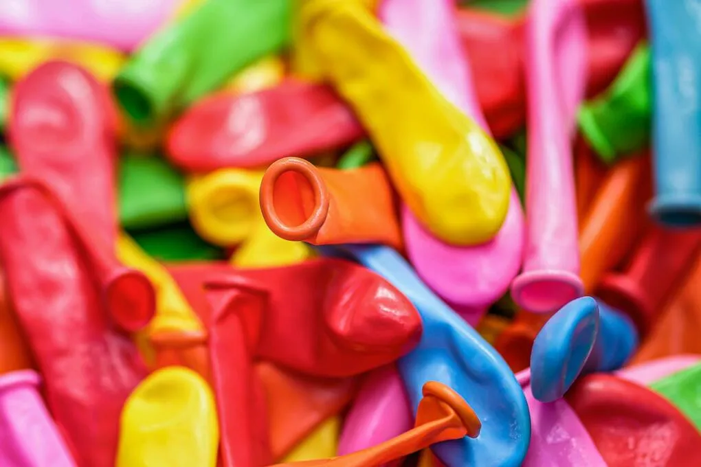 Zdjęcie Jak zawiązać balon w prosty sposób, aby nie wypuścił powietrza