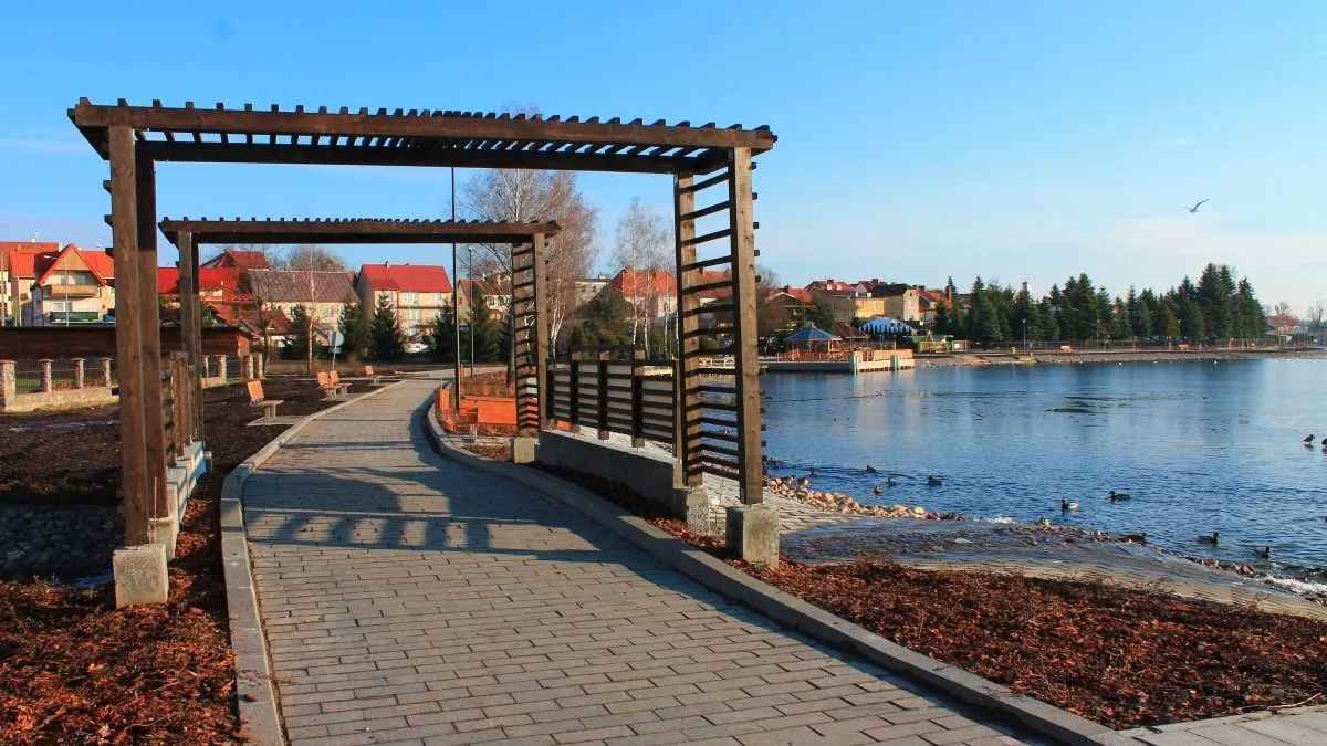 Zdjęcie Jezioro Ryńskie: tajemnice, atrakcje i rekreacja w sercu Mazur