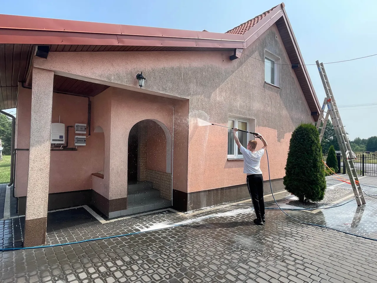 Zdjęcie Zacieki na elewacji: skuteczne sposoby usuwania bez specjalistów