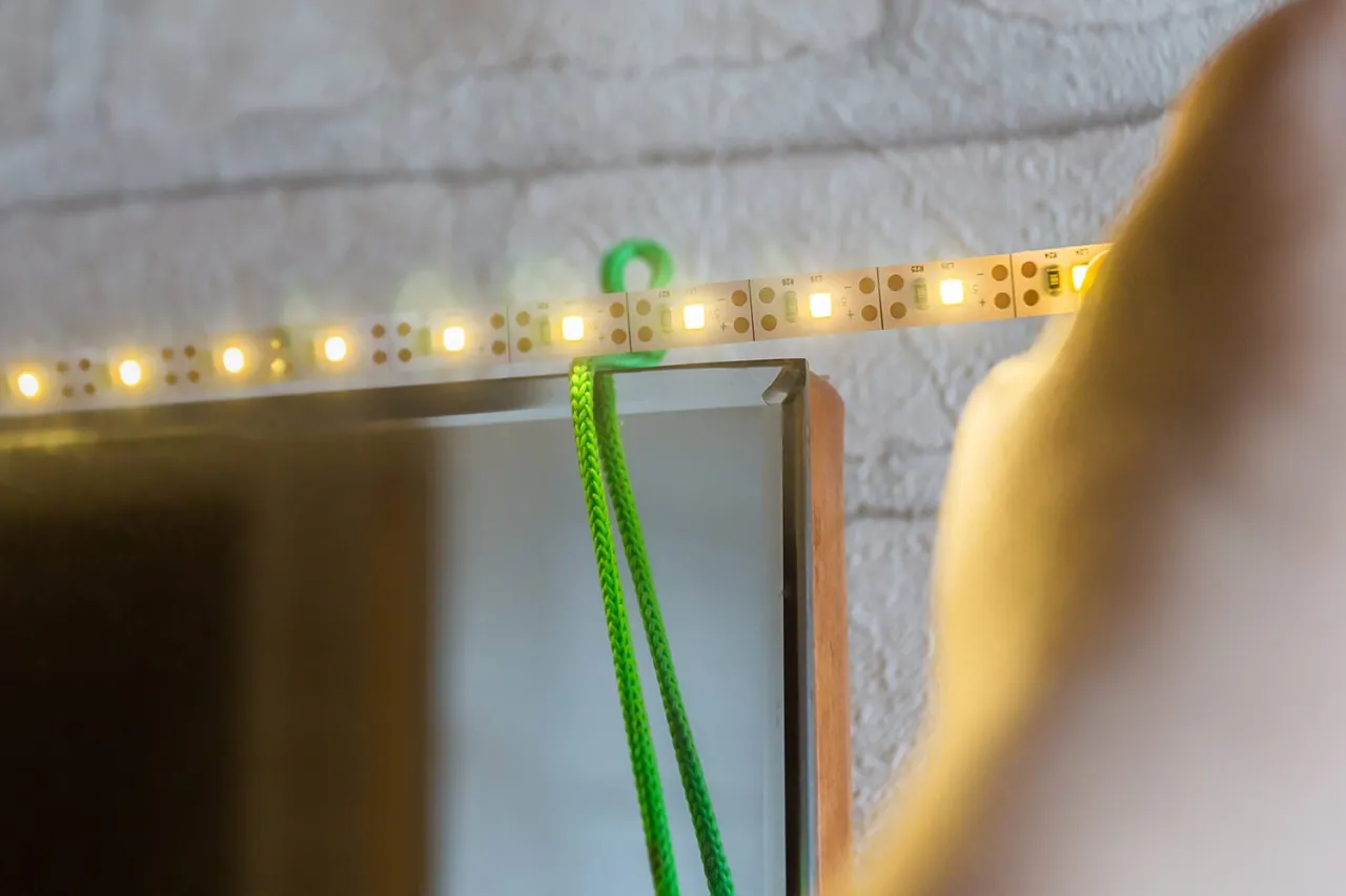 Zdjęcie Podświetlenie lustra LED: Montaż DIY krok po kroku. Bez błędów!