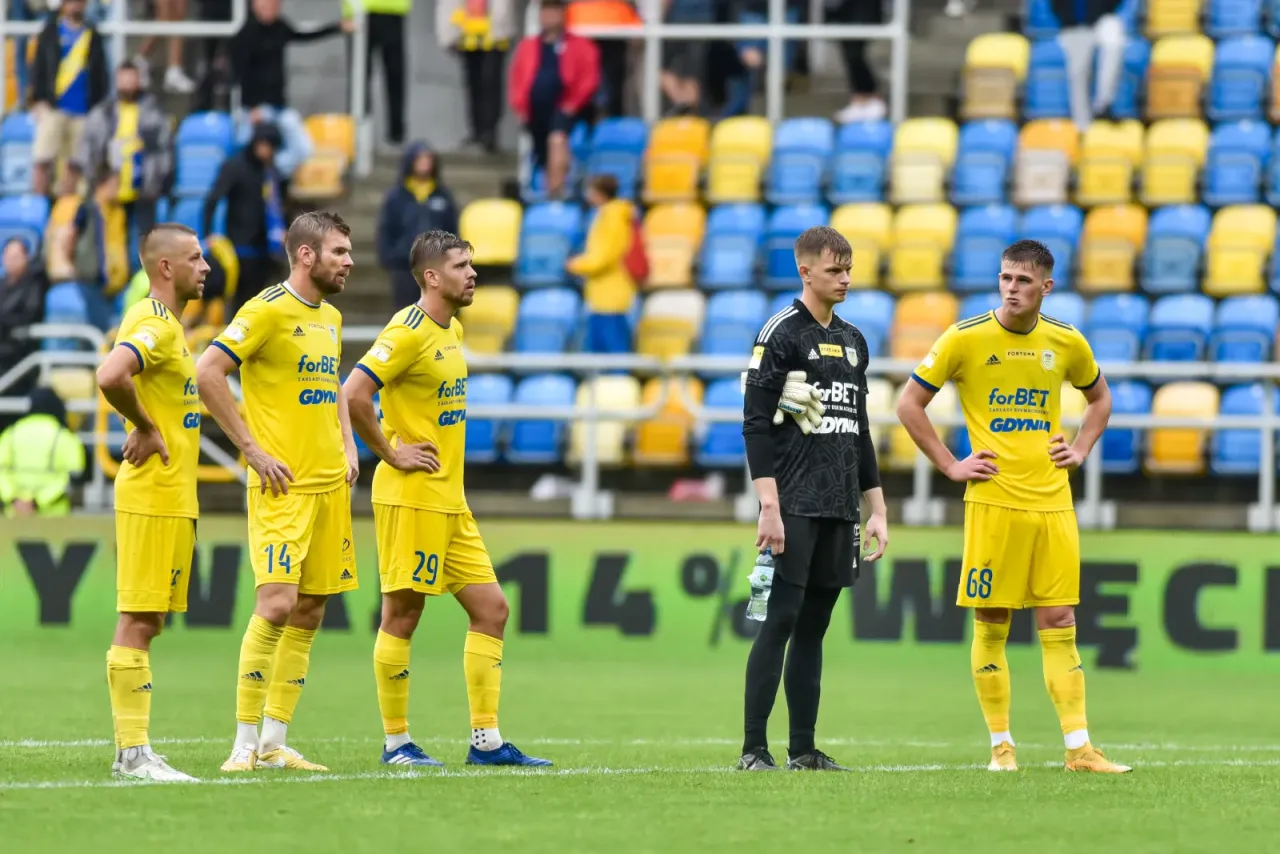 Zdjęcie Zarobki piłkarzy Arki Gdynia: Zobacz aktualne pensje zawodników klubu