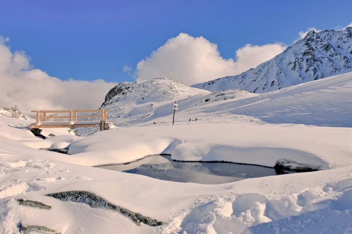 Zdjęcie Jak bezpiecznie wejść do Doliny Pięciu Stawów zimą - poradnik dla turystów