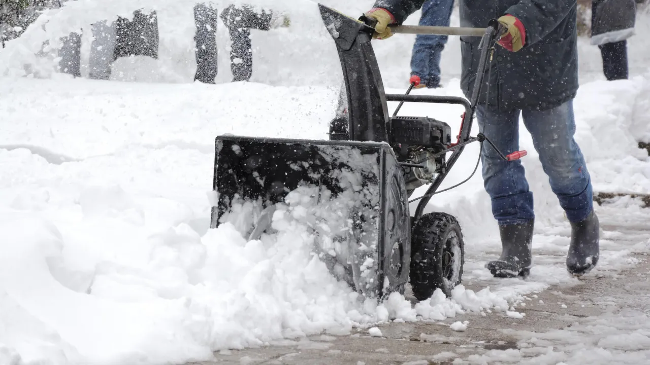 Zdjęcie Kto odpowiada za odśnieżanie chodnika i dachu? Właściciel czy najemca?