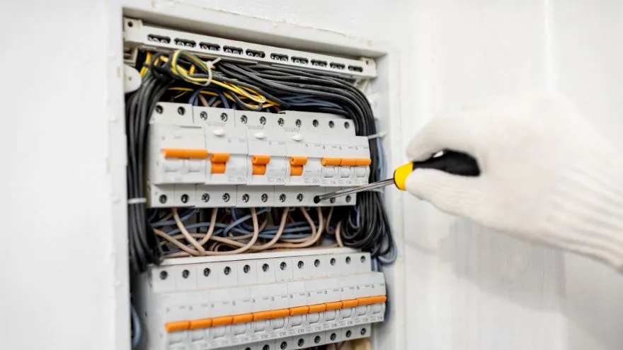 Zdjęcie Jak zamontować skrzynkę elektryczną - uniknij kosztownych błędów