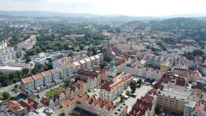 Zdjęcie Jelenia Góra ile mieszkańców? Zaskakujące zmiany w demografii miasta