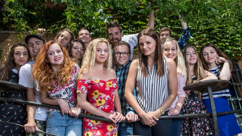 Zdjęcie Aktorzy 19 plus: kto gra w serialu, ich role i ciekawostki z planu