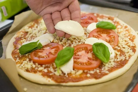 Zdjęcie Jak zrobić pizze margarite – prosty przepis na idealne ciasto i sos
