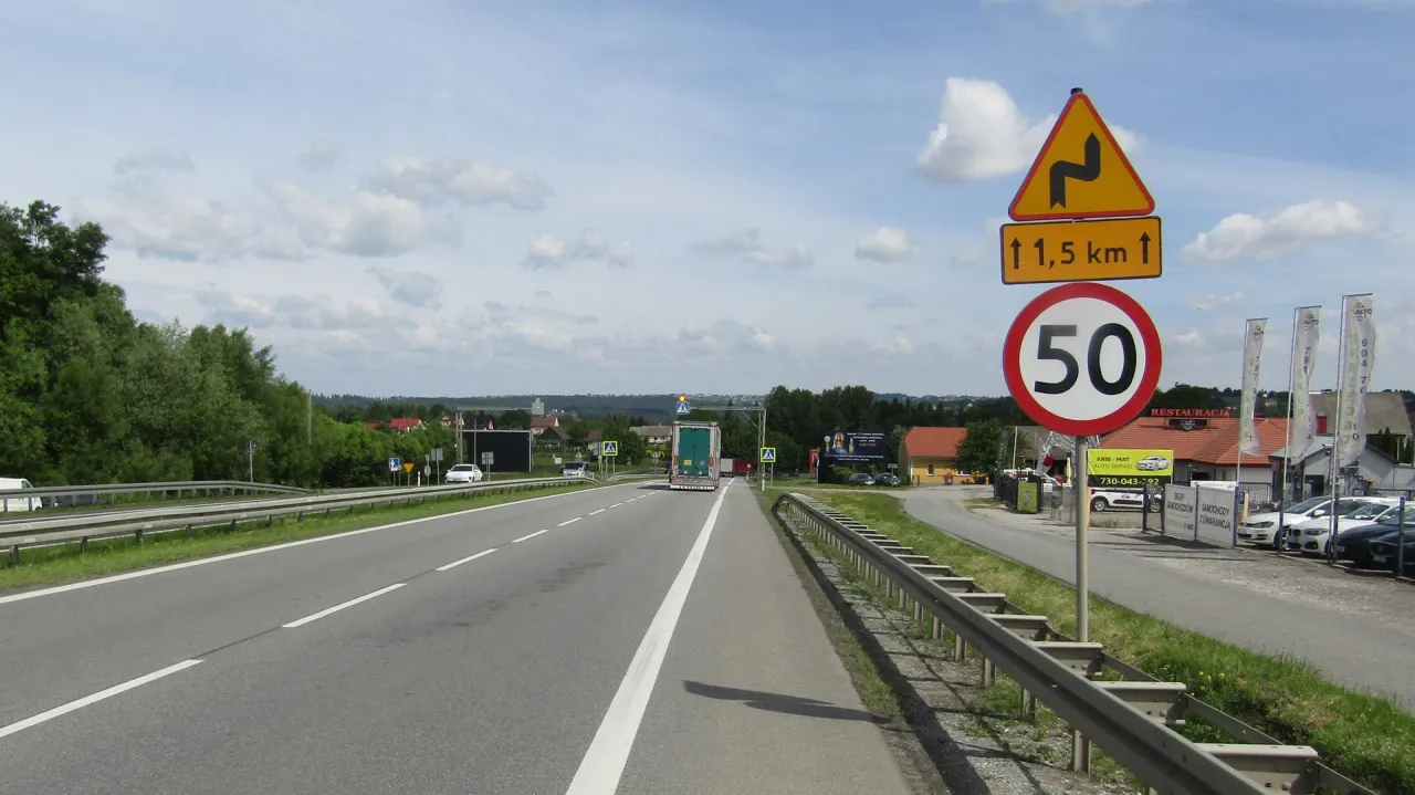 Zdjęcie Co oznaczają ograniczenia prędkości na naczepie i ich konsekwencje