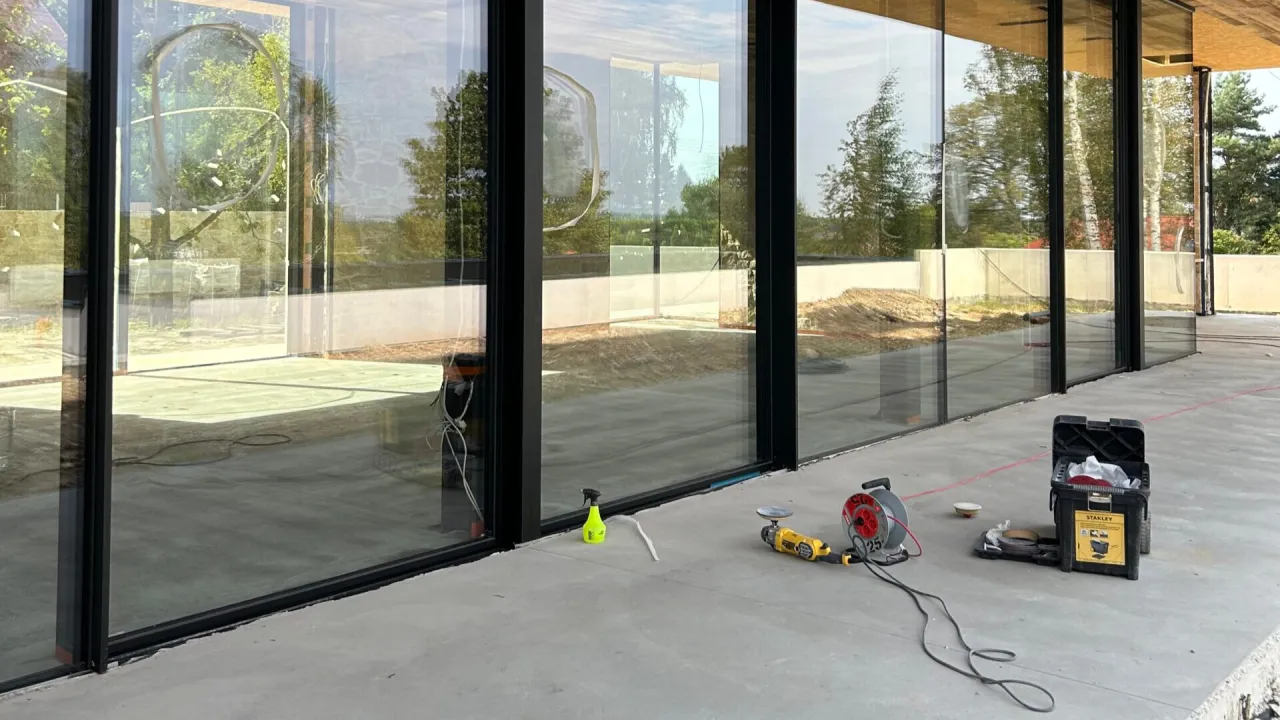 Zdjęcie Jak pozbyć się rys na szybie okna - skuteczne metody na rysy