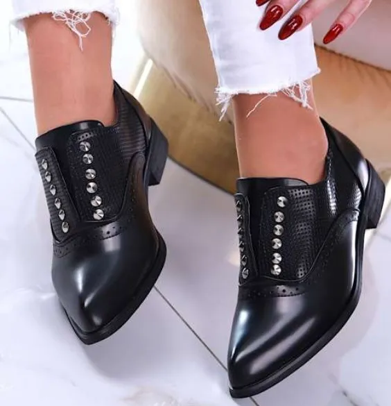 Zdjęcie Buty oxfordy damskie: 5 stylizacji na każdą okazję - poradnik