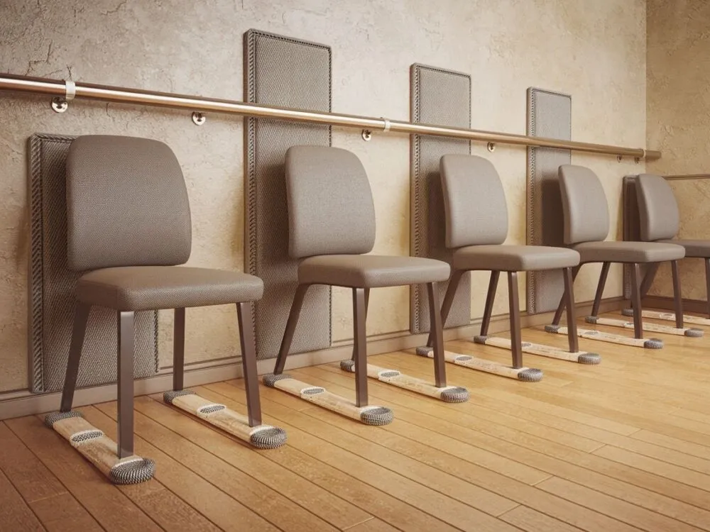 Zdjęcie Jak zabezpieczyć ścianę przed obijaniem krzesłami i uniknąć uszkodzeń