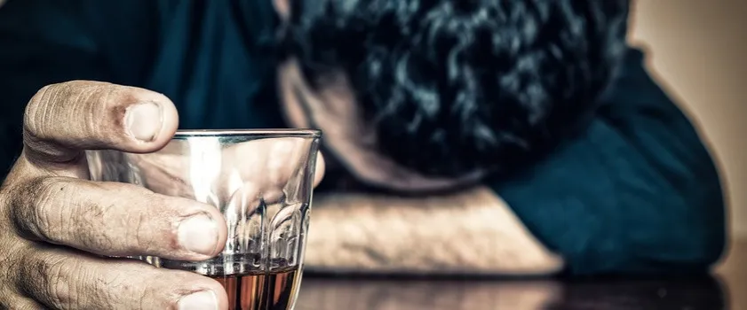 Zdjęcie Czy wódka pomaga na ból gardła? Prawda o skuteczności alkoholu