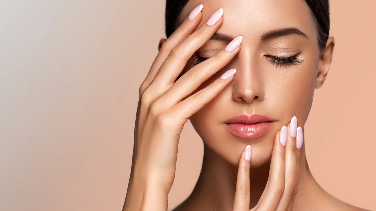 Zdjęcie French co to znaczy paznokcie? Poznaj tajemnice manicure francuskiego