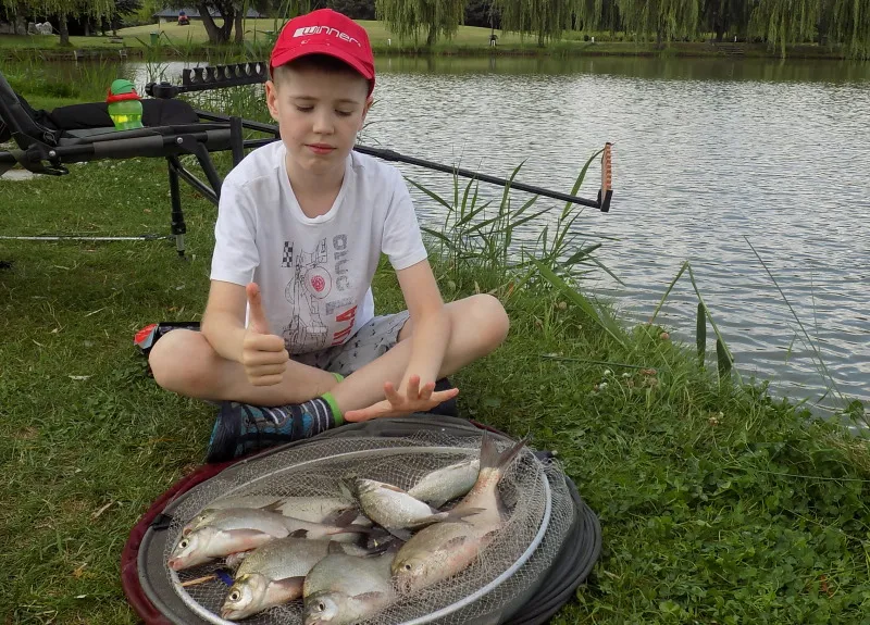 Zdjęcie Na ile wędek można łowić z dzieckiem? Odkryj zasady wędkowania w Polsce