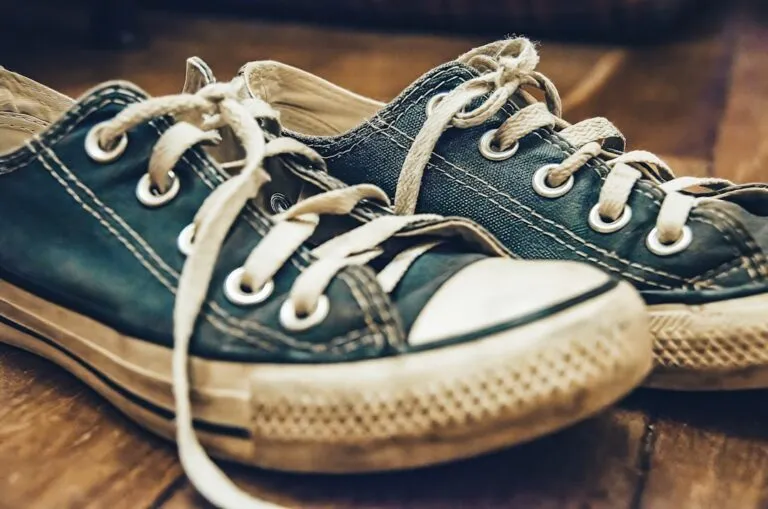 Zdjęcie Jak się pierze buty, aby ich nie zniszczyć - skuteczne metody czyszczenia