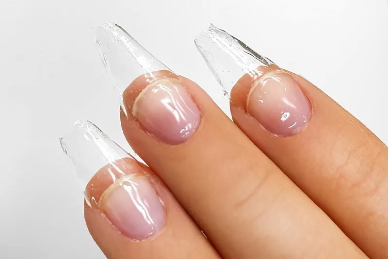 Zdjęcie Manicure żelowy co to jest i czy warto go wybrać? Zalety i wady stylizacji