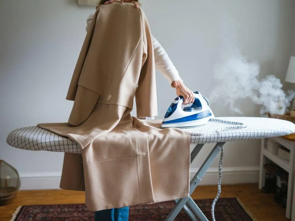 Zdjęcie Jak wyprasować kurtkę z poliestru bez ryzyka uszkodzenia materiału