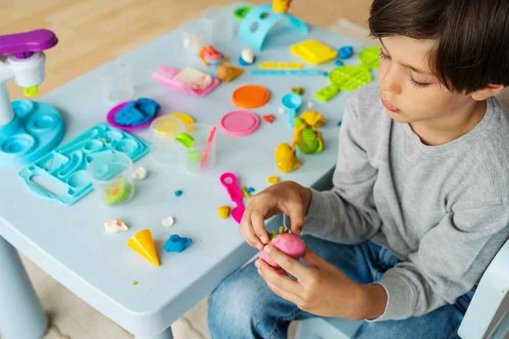 Zdjęcie Zabawki sensoryczne dla 5 latka, które rozwijają umiejętności i zmysły