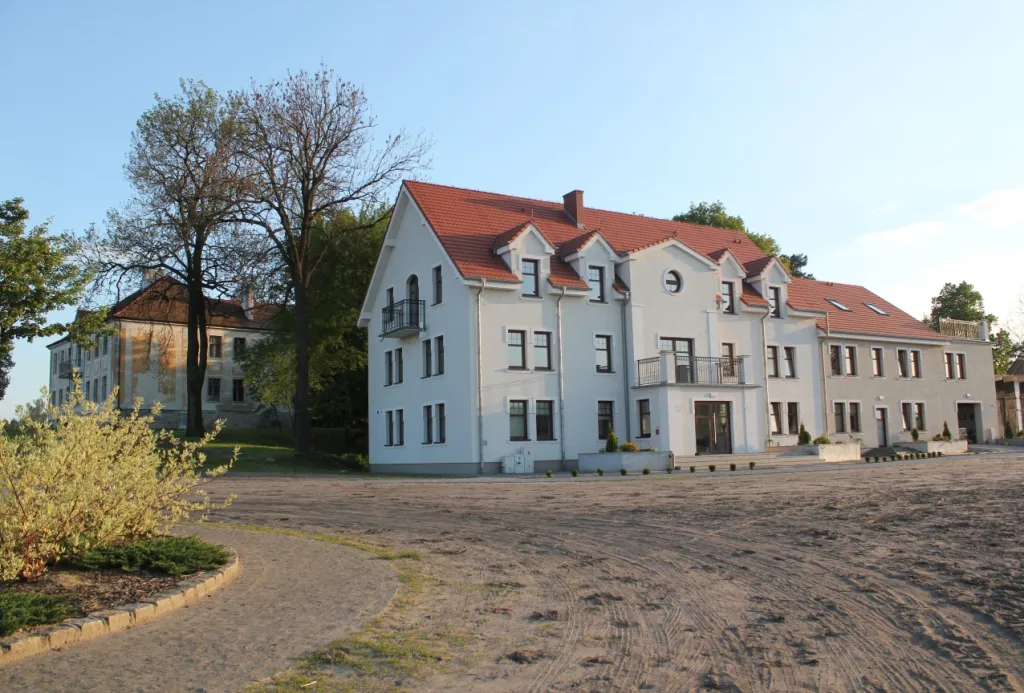 Zdjęcie Nadwarciański Dworek Młodzikowo – komfortowe noclegi i wyjątkowe wydarzenia