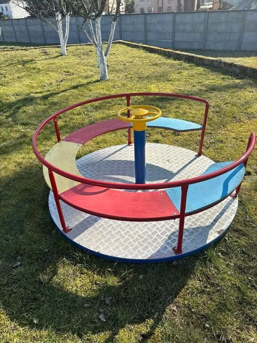Zdjęcie Jak zrobić karuzelę na plac zabaw - bezpieczne kroki i materiały