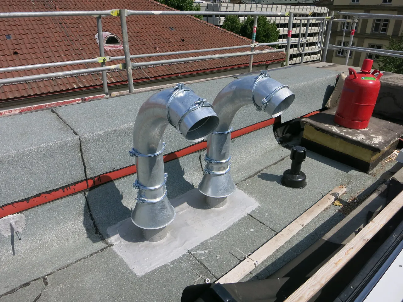 Zdjęcie Przepust kablowy dachowy: instalacja, typy i jak zapewnić funkcjonalność?