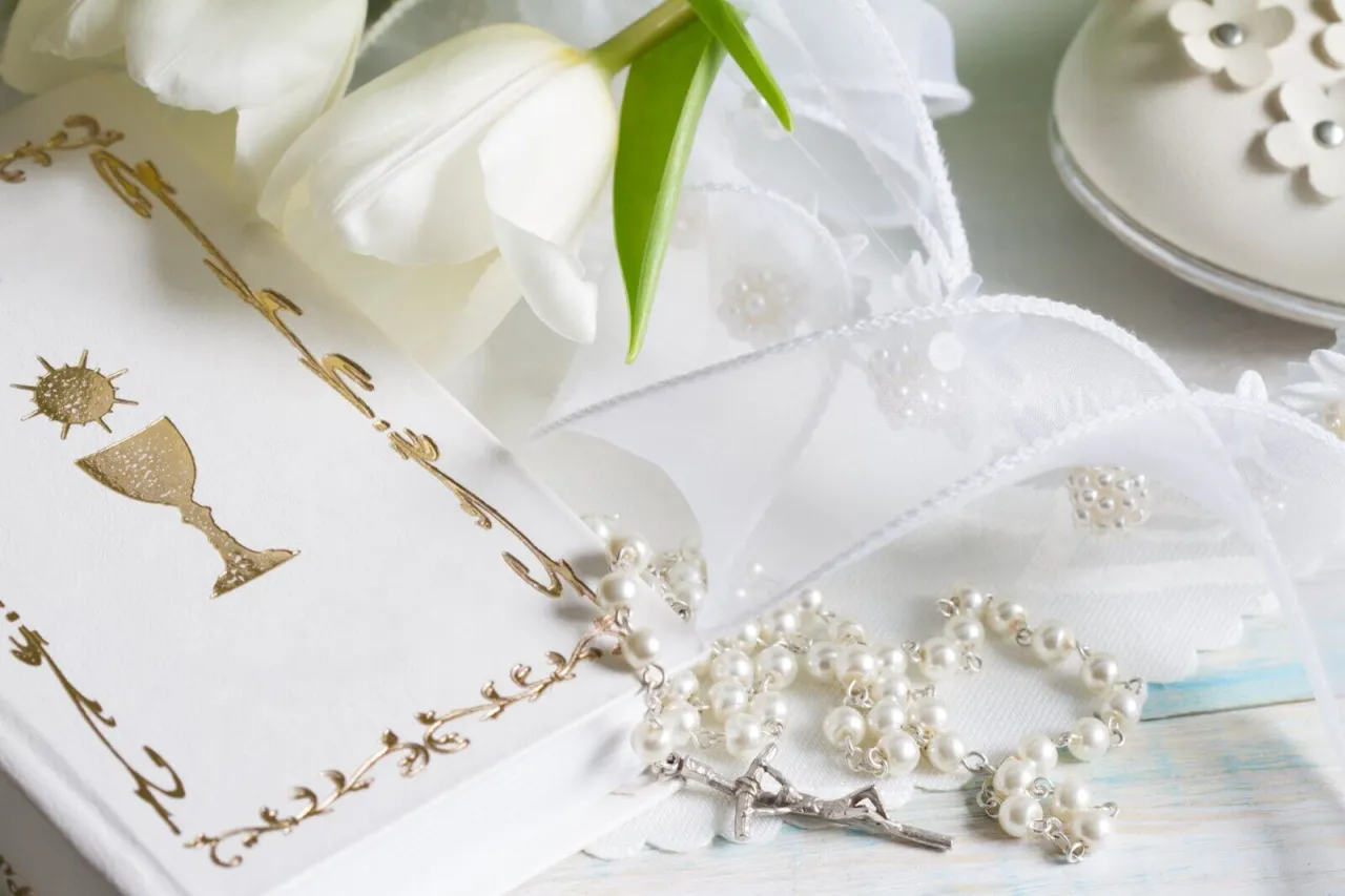 Zdjęcie Ile się daje na komunię jako gość? Sprawdź typowe kwoty i porady