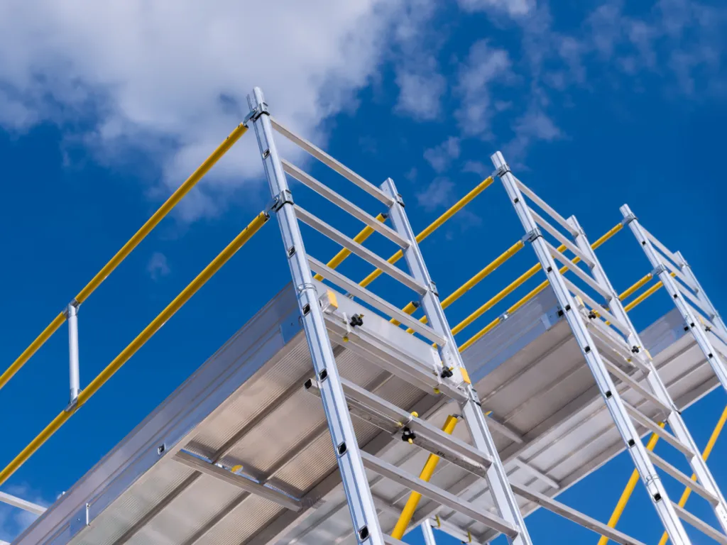 Zdjęcie Monter rusztowań czy warto? Zarobki i perspektywy kariery w branży