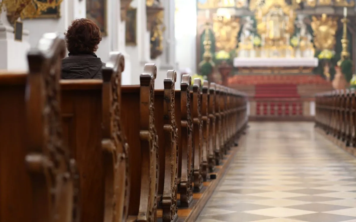 Zdjęcie Ile osób chodzi do kościoła? Zaskakujące statystyki i trendy w Polsce