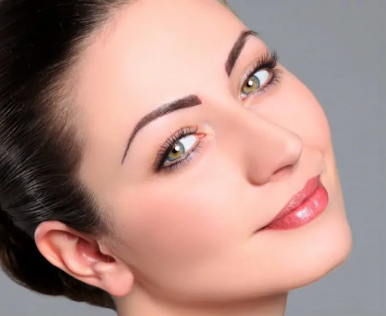 Zdjęcie Permanent Make-up für Augenbrauen: Techniken, Vorteile und Pflegehinweise