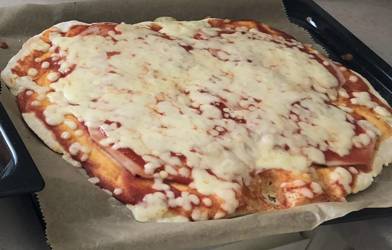 Zdjęcie Szybki przepis na ciasto na pizzę, które zaoszczędzi Twój czas