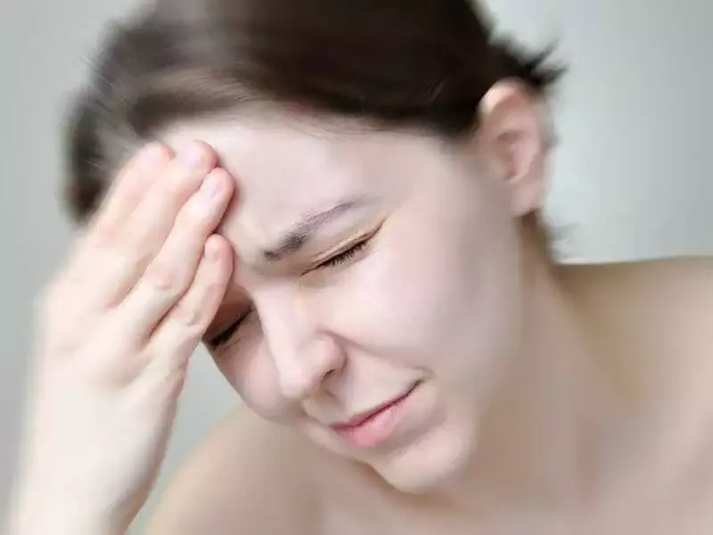 Zdjęcie Dlaczego przy nerwicy kręci się w głowie? Odkryj przyczyny i objawy