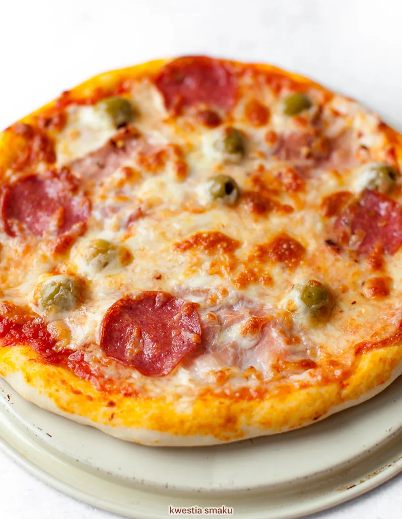 Zdjęcie Ile może leżeć ciasto na pizzę? Odkryj sekrety przechowywania