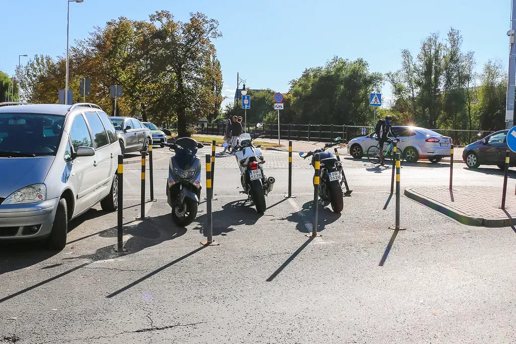 Zdjęcie Czy można pchać motor po chodniku? Sprawdź przepisy i zasady