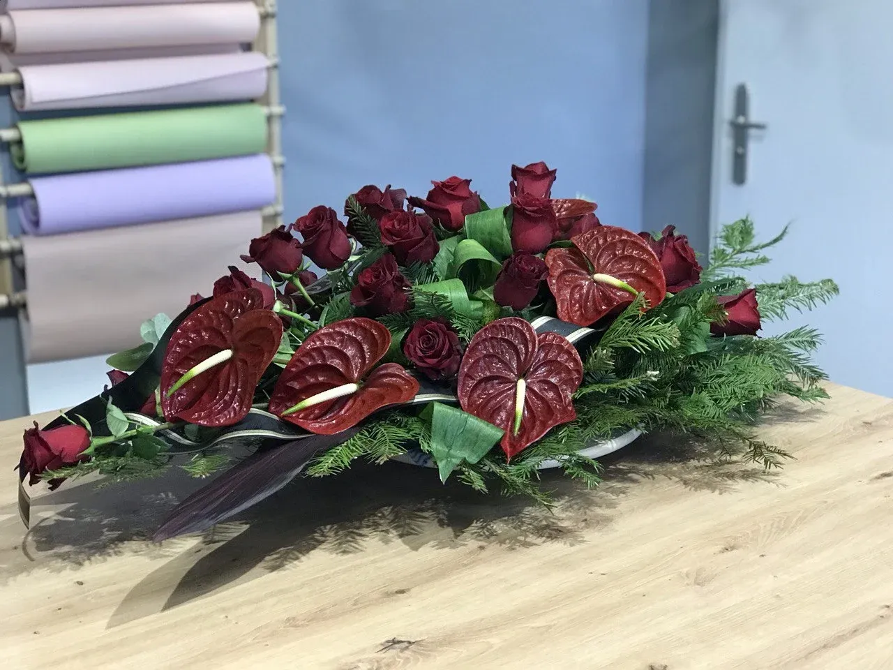 Zdjęcie Ile kosztuje wieniec pogrzebowy? Ceny i symbolika kwiatów