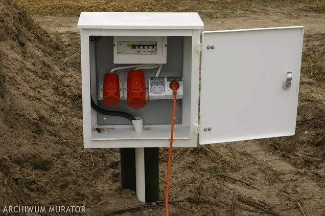 Zdjęcie Jak podłączyć prąd na działce bez budynku: kompletny poradnik