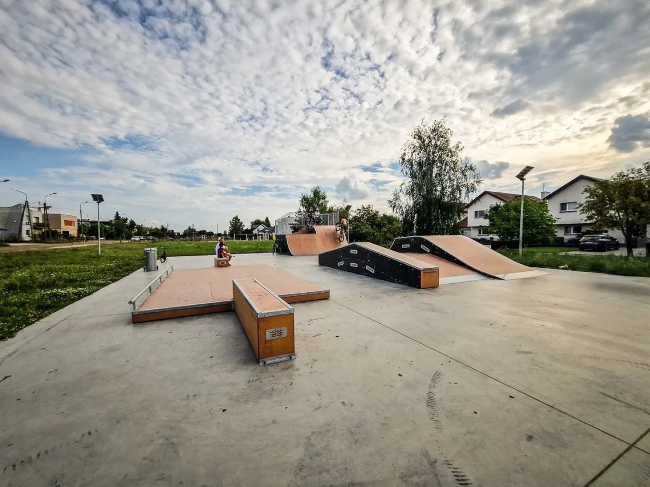 Zdjęcie Skatepark Leszno: Co warto wiedzieć o lokalnych obiektach i opiniach
