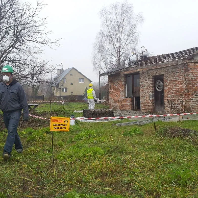 Zdjęcie Co zrobić z eternitem zdjętym z dachu? Bezpieczna utylizacja i ryzyka